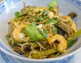 Nouilles chinoises aux champignons, crevettes et sauce arachide