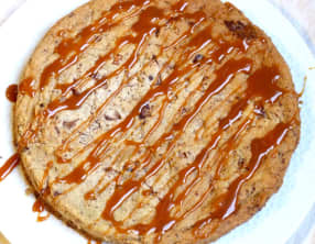 Cookie géant aux deux chocolats, noisettes et caramel au beurre salé