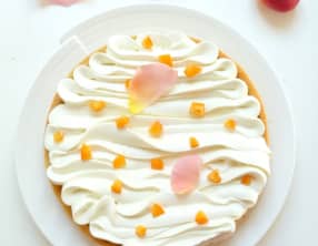 Tarte douce d'abricots et mousse de yaourt à la rose