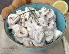 Salade de champignons, sauce au yaourt grec