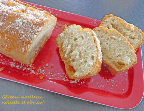 Gâteau moelleux noisette et abricot