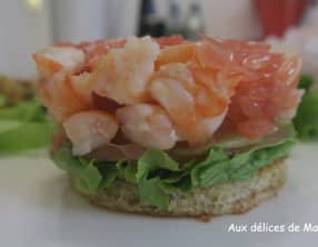 Salade de crevettes au pamplemousse et saumon fumé