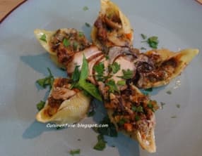 Conchiglioni farcis au confit de canard et aux champignons