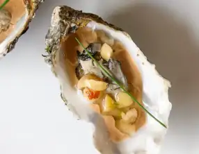 Huîtres pochées, ail noir, vinaigrette noisette