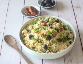 Salade de semoule aux tomates séchées et olives