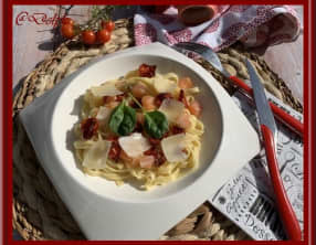 Fettucini aux tomates confites et lardons de saumon