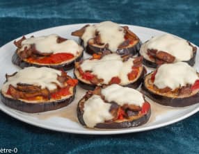 Pizza d’aubergine, cèpes, tomate et mozzarella