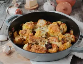 Pommes de terre rôties taleggio, ail, thym et piment d'Espelette