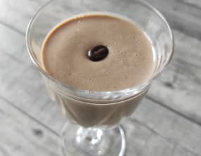 Smoothie banane, beurre de cacahuète et café