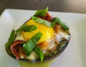 Œuf cocotte avocat et jambon cru