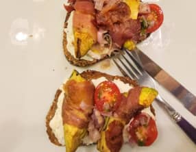 Tartine d'avocat enrobé de bacon sur ricotta au citron
