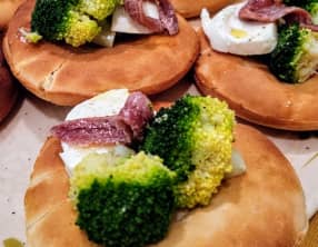 Mini focaccia aux brocoli, bufflonne, anchois