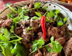La salade thaïlandaise de boeuf aux herbes