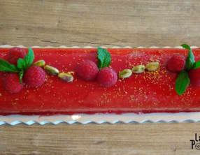 Bûche framboise, cœur nougat sur un financier pistache