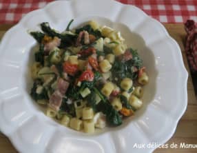 Pâtes aux épinards, poitrine fumée, tomates séchées et bûche de chèvre