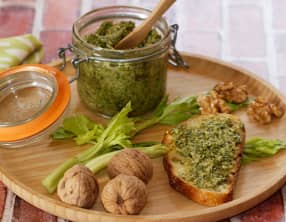 Pesto aux feuilles de céleri et noix
