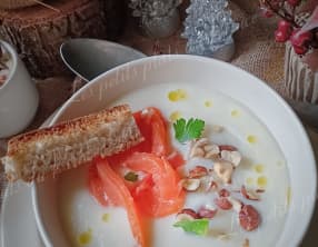 Crème de chou fleur, truite fumée et noisettes