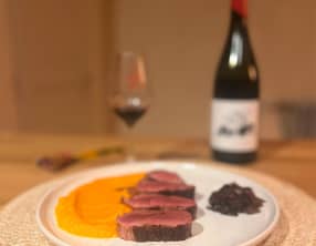 Magret de canard, chutney d'oignons rouges et purée de carottes