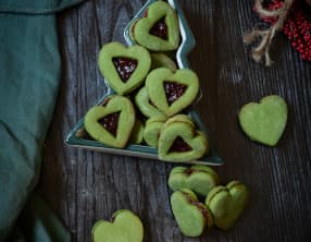 Bredele au Thé matcha et à la confiture de framboise