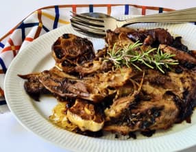 Épaule d’agneau confite à l'ail et au vin blanc