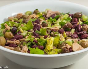 Salade de haricots rouges au céleri branche, thon et olives