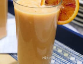 Smoothie à l'orange sanguine, banane et yaourt brassé