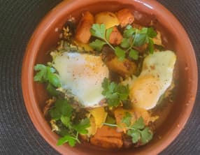 Pommes de terre rissolées avec 'nduja, chou kale et œufs d'Ainsley Harriott