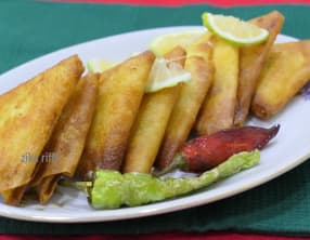Bourek en triangles farcis de camembert et d'écrasé de pomme de terre au carvi