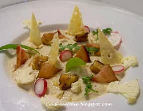 Crème de chou-fleur à l’huile de noisette, chips de lard et de parmesan