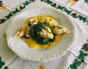 Cannelloni au saumon, crevettes, épinards et sauce au safran