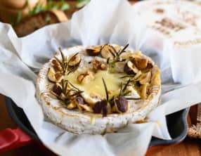 Camembert rôti au romarin et fruits secs