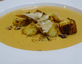 Velouté de châtaignes et purée d'amande aux pépites de foie gras et petits croûtons de brioche