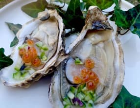 Huîtres sauce yuzu, oeufs de saumon et brunoise acidulée