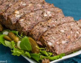 Terrine de foies de volaille aux herbes et aux noisettes