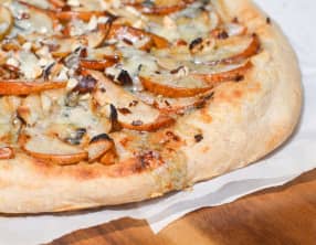 Pizza aux poires caramélisées et au fromage bleu