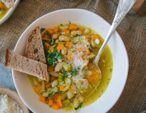 Soupe de haricots blancs et légumes