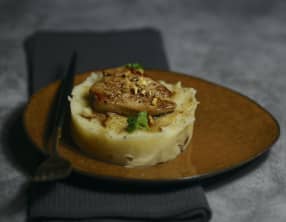 Purée de pommes de terre aux fruits secs et foie gras poêlé