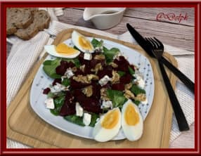 Salade de mâche, betteraves, chèvre frais et noix