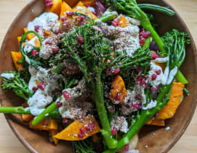 Broccolinis, oignons rouges et butternut rôtis, yaourt et zaatar