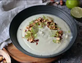 Velouté de chou-fleur au citron vert et au lait de coco