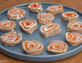 Roulés de sarrasin à la truite fumée et au fromage frais