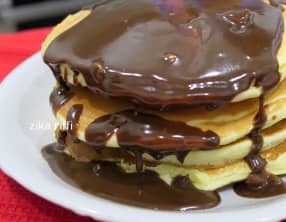 Pancakes moelleux avec une sauce au chocolat aux noisettes