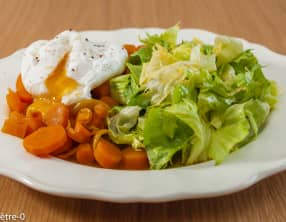 Poêlée de carottes aux œufs pochés