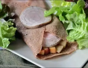 Galette de blé noir aux pommes et andouille de Guémené