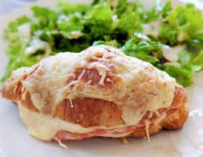 Croissant au jambon et fromage fondu