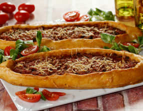 Pizza à la viande hachée comme un pide