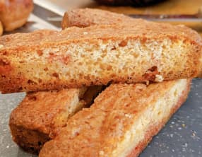 Cake au caramel et pralines roses