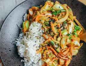 Wok de feuilles de chou-fleur