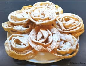 Beignets croustillants en forme de fleurs