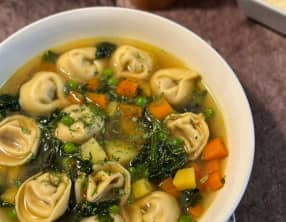 Soupe repas aux tortellinis et légumes à la mode “in brodo”
